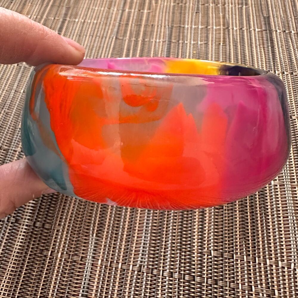 Rainbow Swirl Lucite Bangle Bracelet Heavy Chunky Jewelry Shiny 60s 70s Retro - Picture 14 of 14